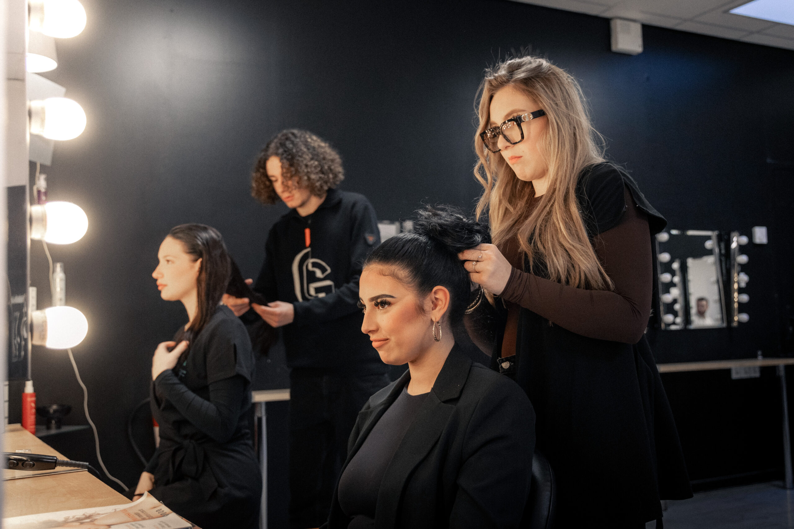 Elves en partique coiffure